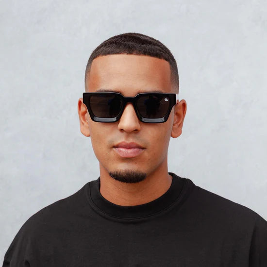 Larsson Gloss Black